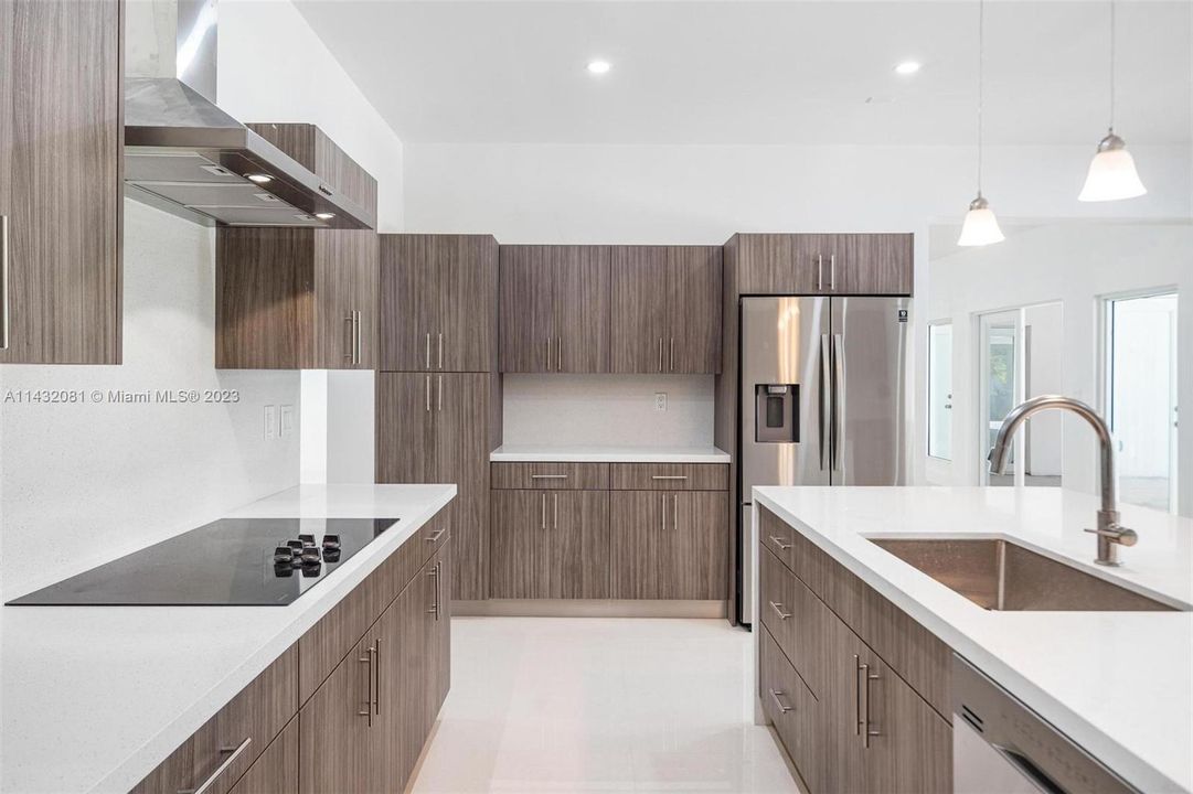 Vendido Recientemente: $2,599,500 (5 camas, 5 baños, 4642 Pies cuadrados)