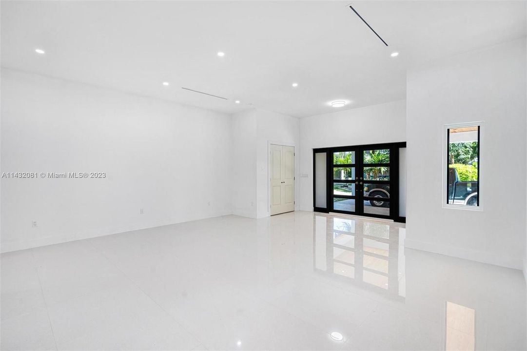 Vendido Recientemente: $2,599,500 (5 camas, 5 baños, 4642 Pies cuadrados)