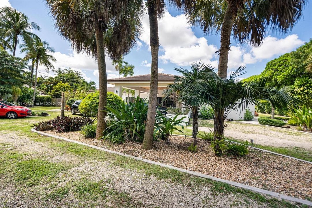 Vendido Recientemente: $2,599,500 (5 camas, 5 baños, 4642 Pies cuadrados)