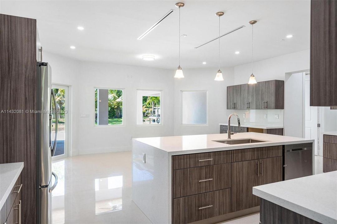 Vendido Recientemente: $2,599,500 (5 camas, 5 baños, 4642 Pies cuadrados)