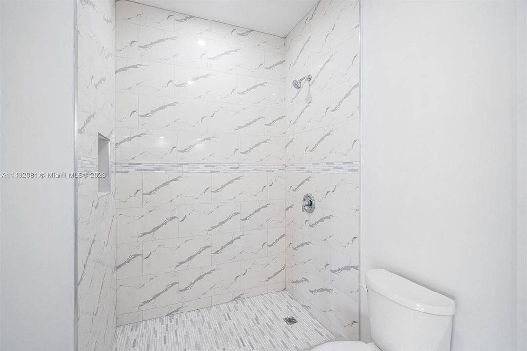 Vendido Recientemente: $2,599,500 (5 camas, 5 baños, 4642 Pies cuadrados)