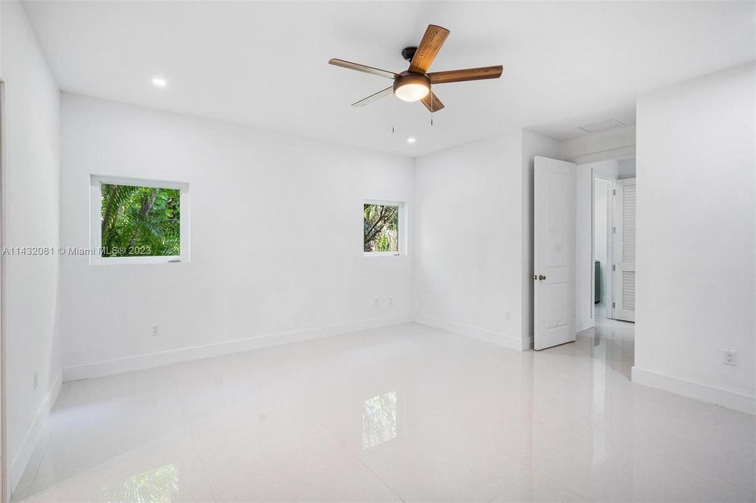 Vendido Recientemente: $2,599,500 (5 camas, 5 baños, 4642 Pies cuadrados)