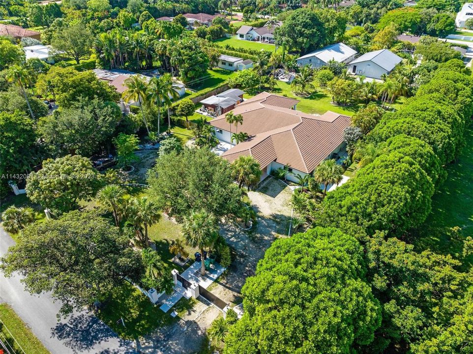 Vendido Recientemente: $2,599,500 (5 camas, 5 baños, 4642 Pies cuadrados)