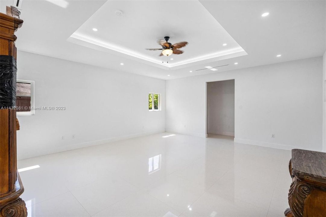 Vendido Recientemente: $2,599,500 (5 camas, 5 baños, 4642 Pies cuadrados)