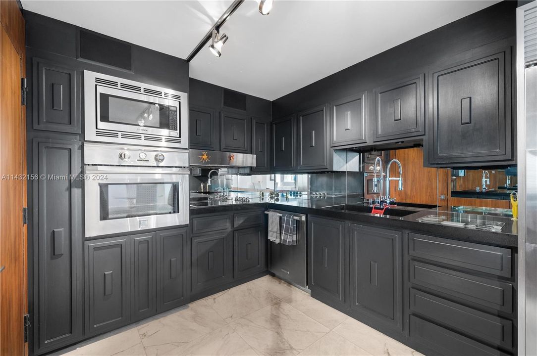 For Sale: $870,000 (2 beds, 2 baths, 1238 Square Feet)