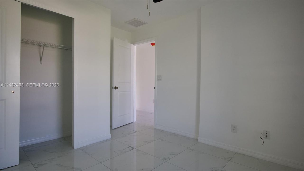 En Venta: $354,900 (4 camas, 2 baños, 1566 Pies cuadrados)
