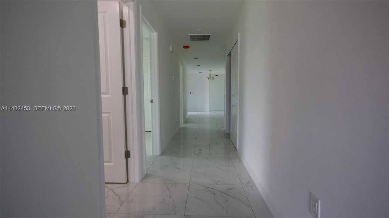 En Venta: $354,900 (4 camas, 2 baños, 1566 Pies cuadrados)