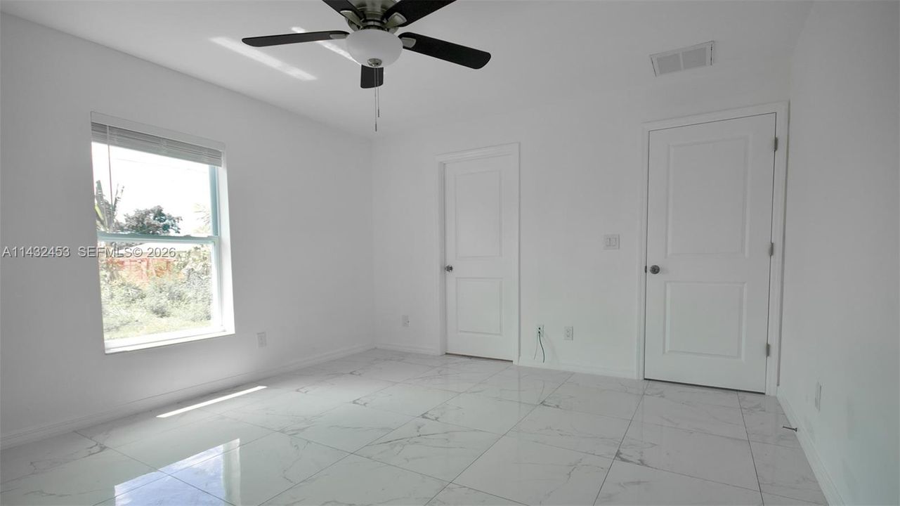 En Venta: $354,900 (4 camas, 2 baños, 1566 Pies cuadrados)