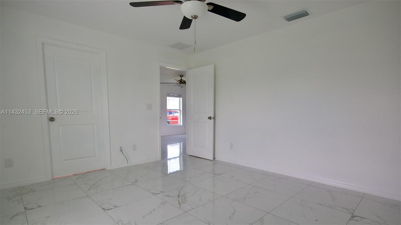 En Venta: $354,900 (4 camas, 2 baños, 1566 Pies cuadrados)