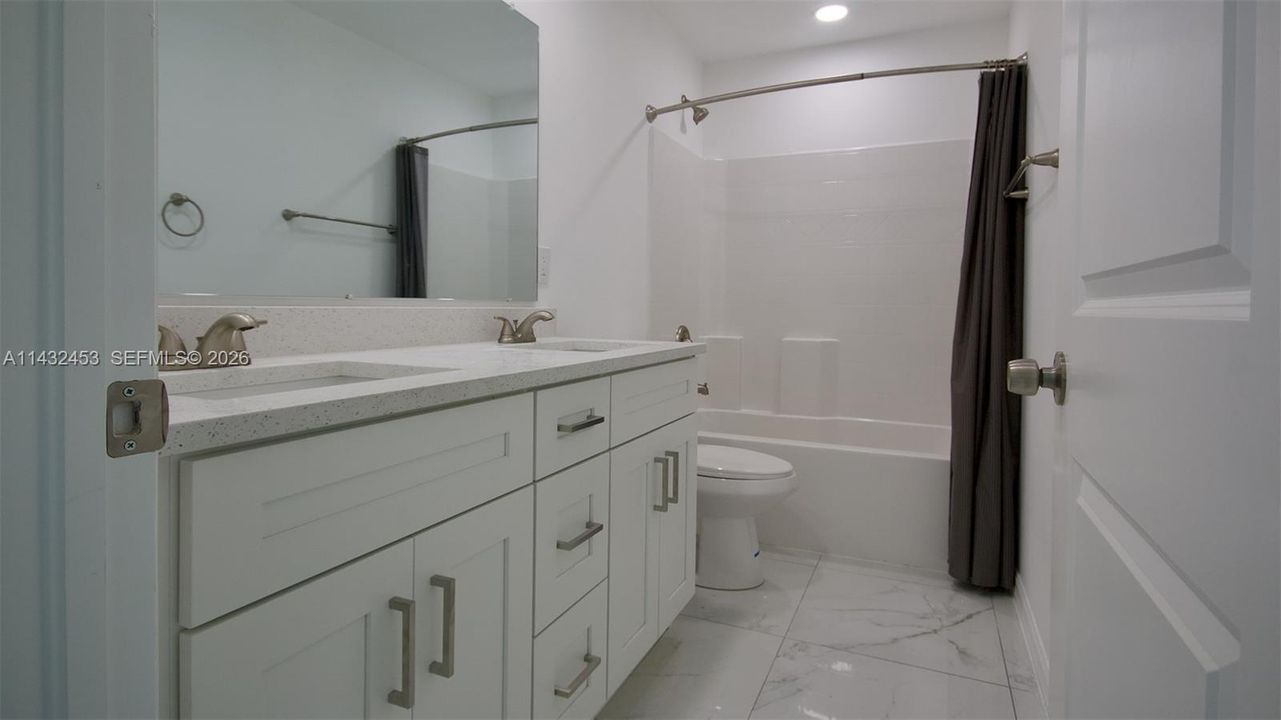 En Venta: $354,900 (4 camas, 2 baños, 1566 Pies cuadrados)