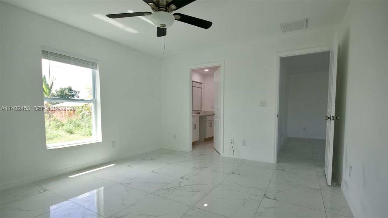 En Venta: $354,900 (4 camas, 2 baños, 1566 Pies cuadrados)