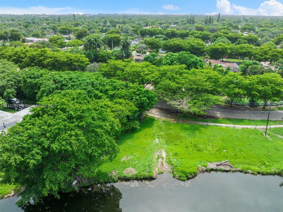 最近售出: $285,000 (7,250 平方英尺)