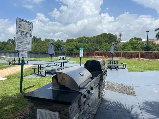 Recently Sold: $249,000 (1 beds, 1 baths, 741 Square Feet)