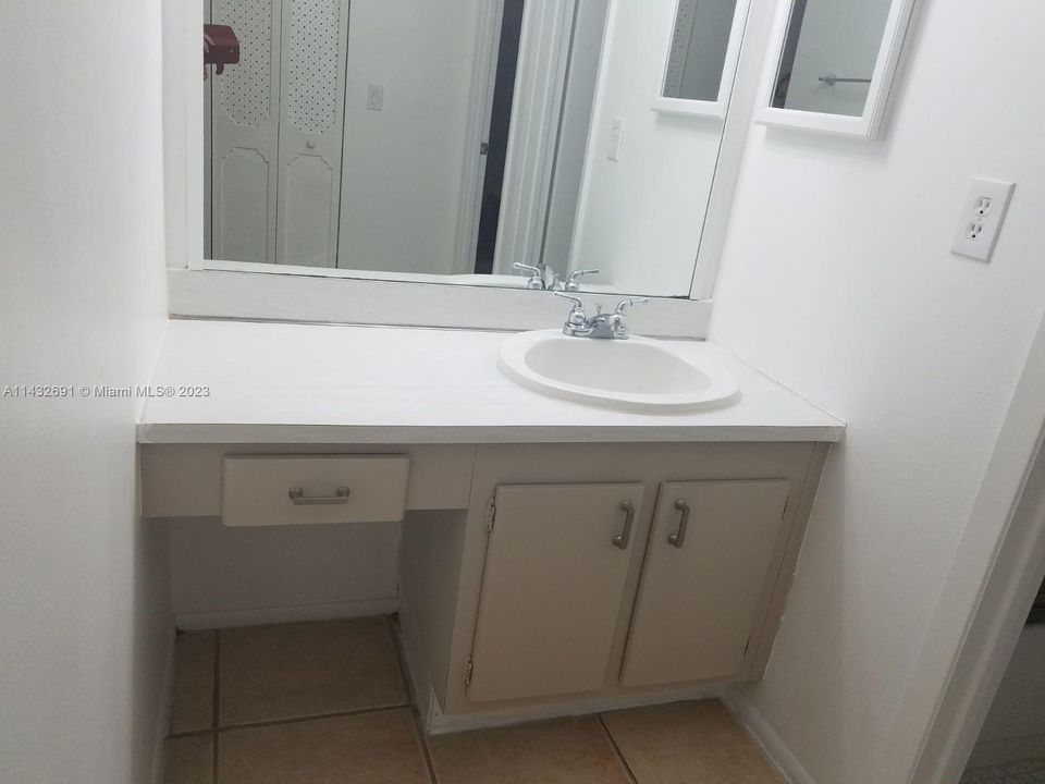 Recently Sold: $249,000 (1 beds, 1 baths, 741 Square Feet)