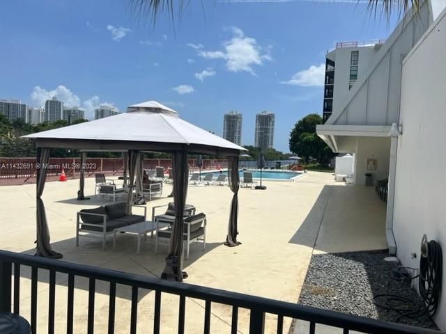 Recently Sold: $249,000 (1 beds, 1 baths, 741 Square Feet)
