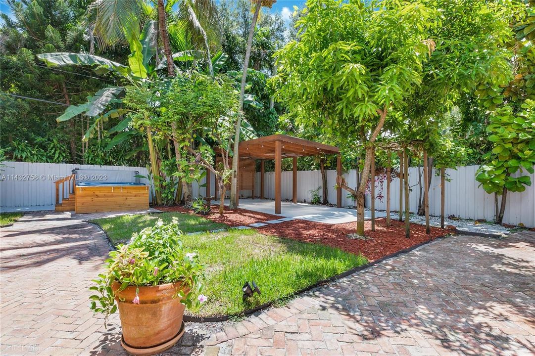 Garden Pergola & Jacuzzi