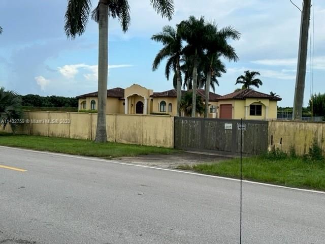 Recently Rented: $6,000 (4 beds, 2 baths, 3567 Square Feet)