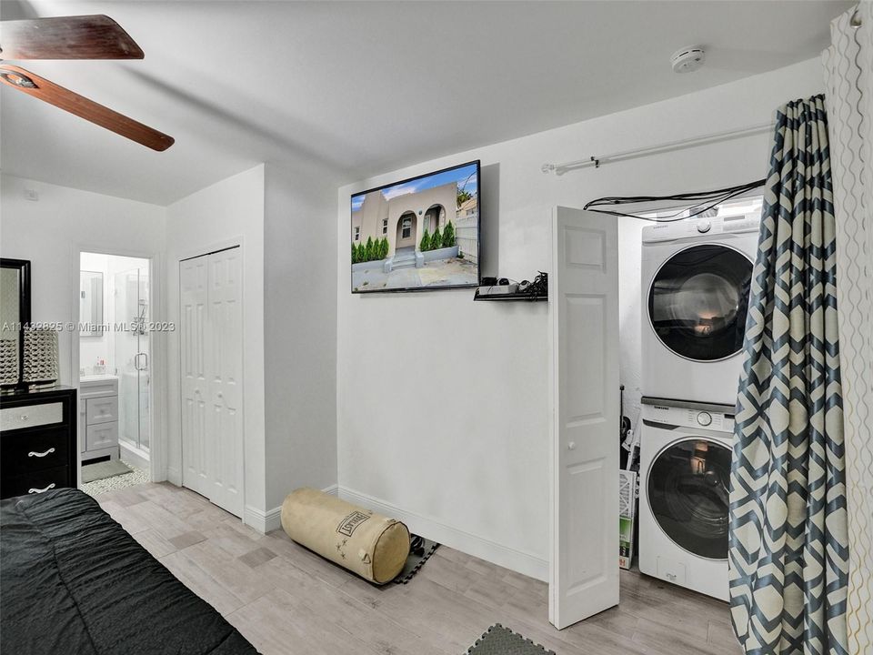 Unit 1154/washer and dryer in rrom