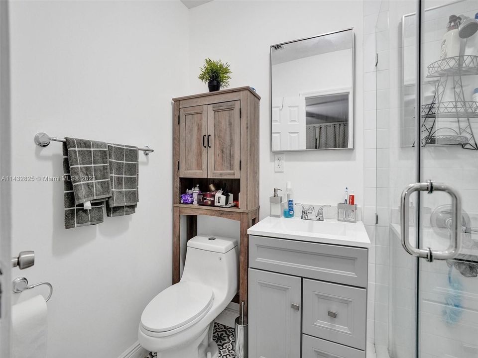Unit 1154, Bathroom in room