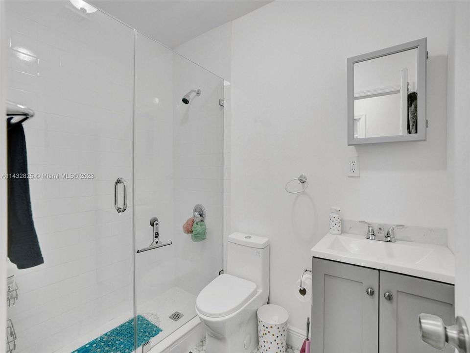 Unit 1154, 2nd bathroom