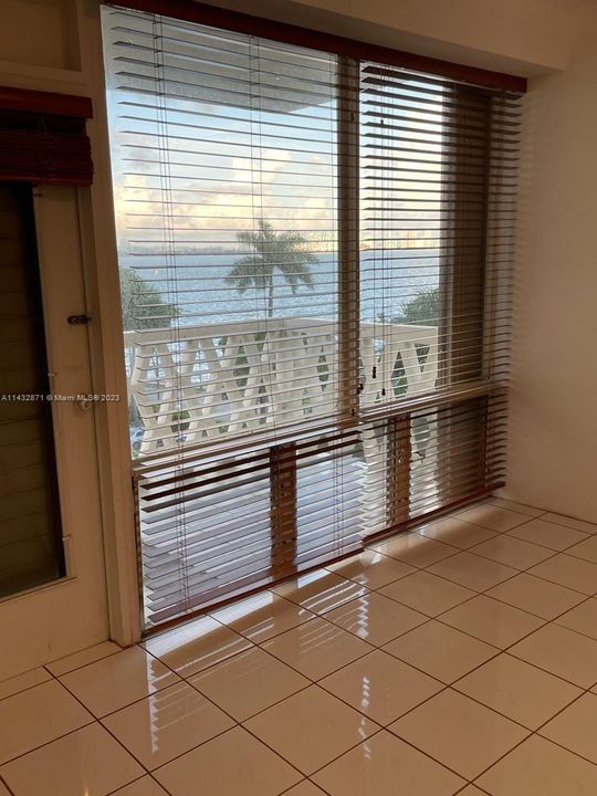 Недавно продано: $299,000 (1 спален, 1 ванн, 750 Квадратных фут)