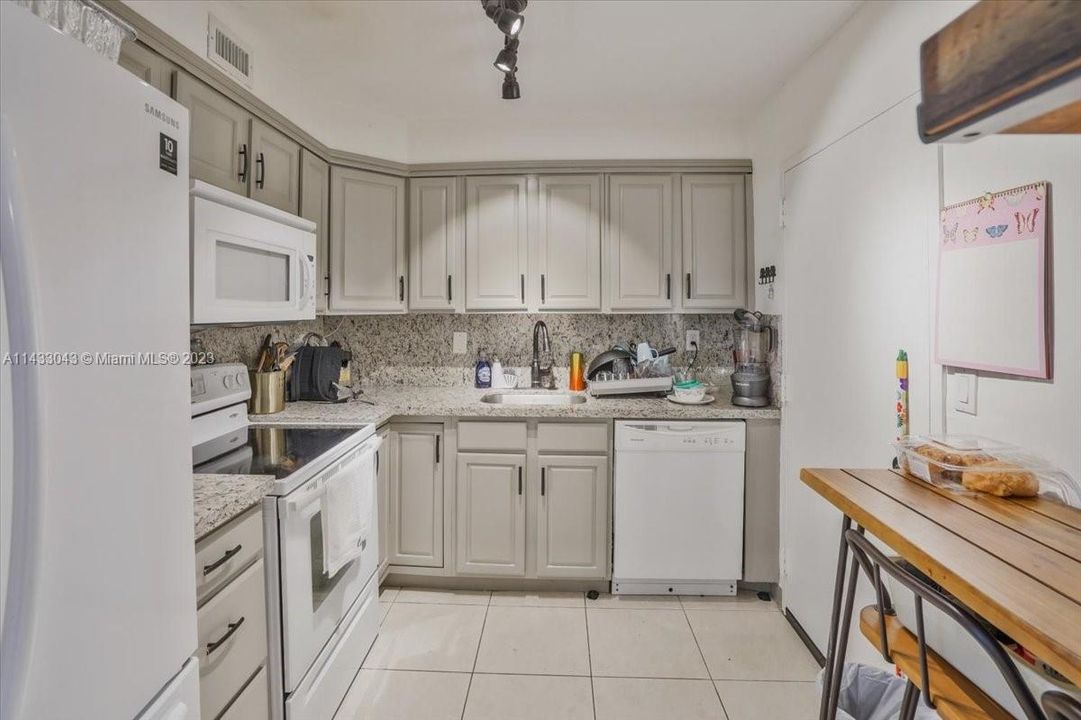 Недавно продано: $499,000 (2 спален, 2 ванн, 1300 Квадратных фут)