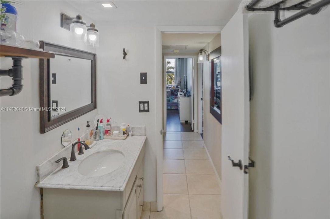 Недавно продано: $499,000 (2 спален, 2 ванн, 1300 Квадратных фут)