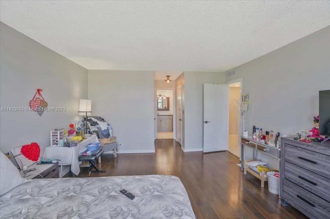 Недавно продано: $499,000 (2 спален, 2 ванн, 1300 Квадратных фут)