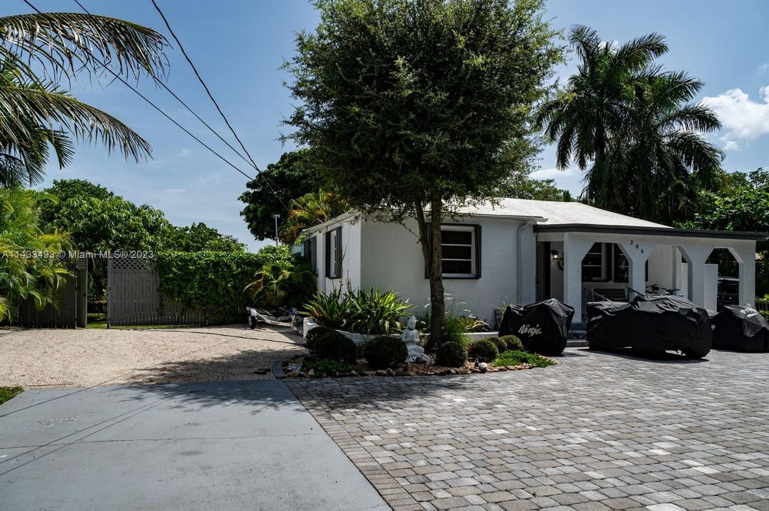 Recently Sold: $1,099,000 (4 beds, 3 baths, 1941 Square Feet)