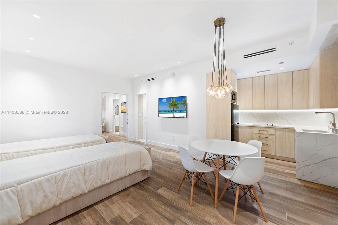 Recently Sold: $2,050,000 (2 beds, 2 baths, 893 Square Feet)