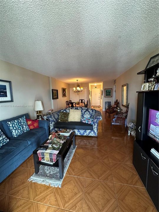 Active With Contract: $210,000 (1 beds, 1 baths, 900 Square Feet)