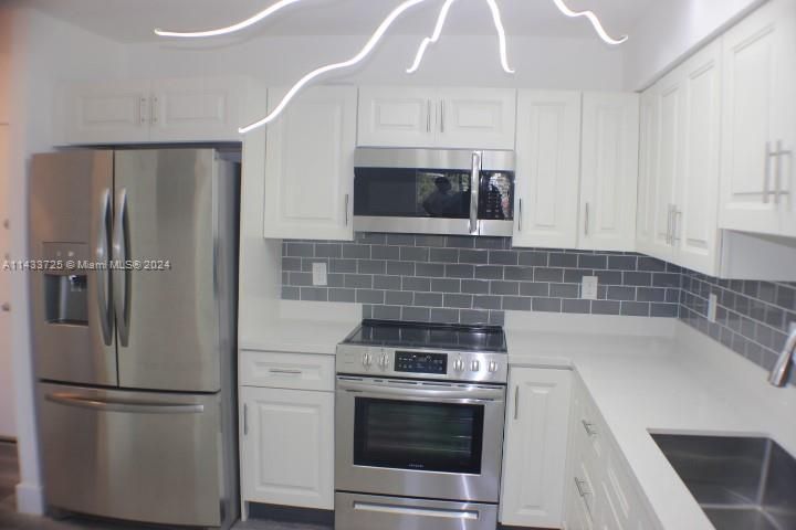 For Sale: $360,000 (1 beds, 1 baths, 840 Square Feet)
