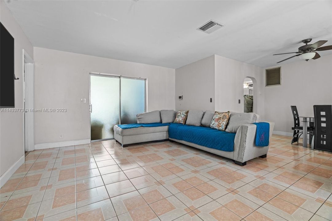 Недавно продано: $420,000 (3 спален, 2 ванн, 1851 Квадратных фут)