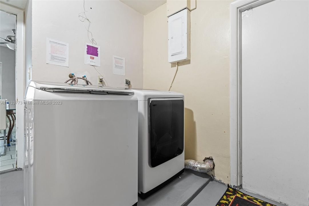 Недавно продано: $420,000 (3 спален, 2 ванн, 1851 Квадратных фут)