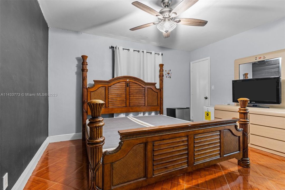 Недавно продано: $420,000 (3 спален, 2 ванн, 1851 Квадратных фут)