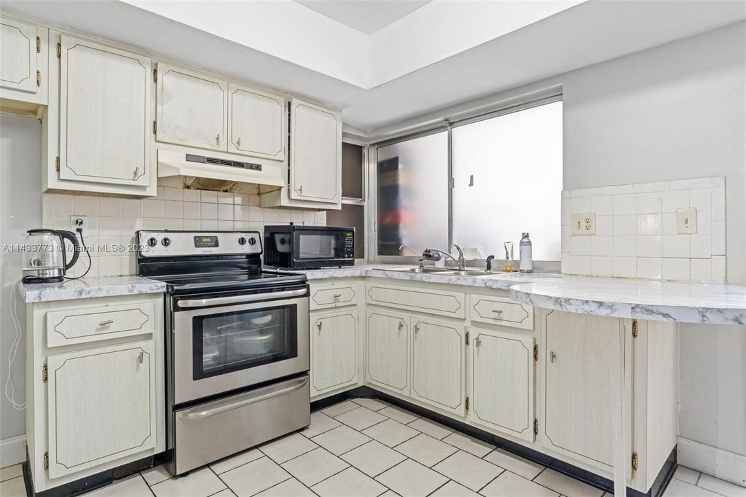 Недавно продано: $420,000 (3 спален, 2 ванн, 1851 Квадратных фут)