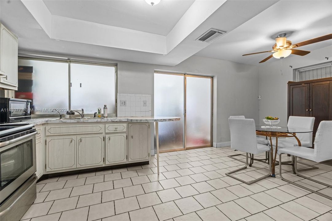 Недавно продано: $420,000 (3 спален, 2 ванн, 1851 Квадратных фут)