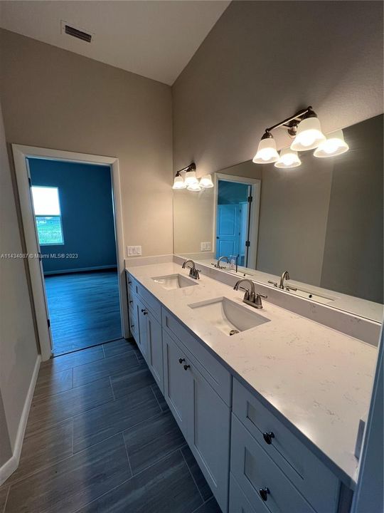 Recently Rented: $2,700 (4 beds, 2 baths, 1439 Square Feet)