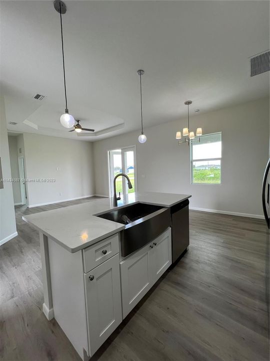 Recently Rented: $2,700 (4 beds, 2 baths, 1439 Square Feet)