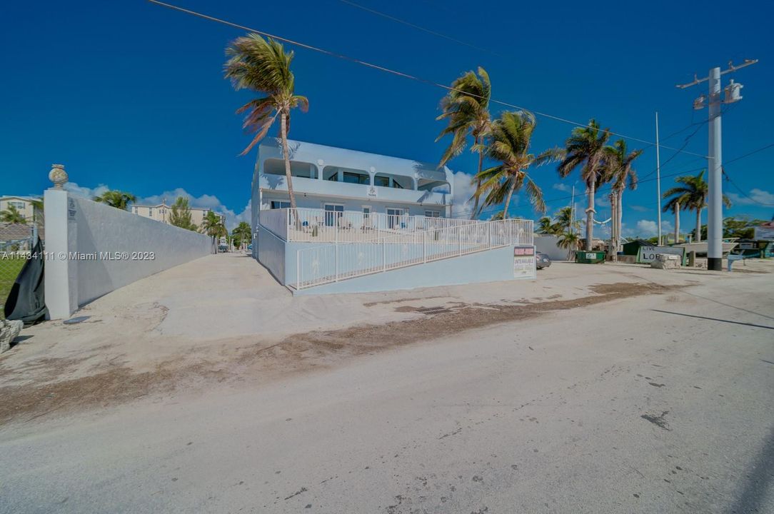 Recently Rented: $3,750 (3 beds, 2 baths, 6071 Square Feet)