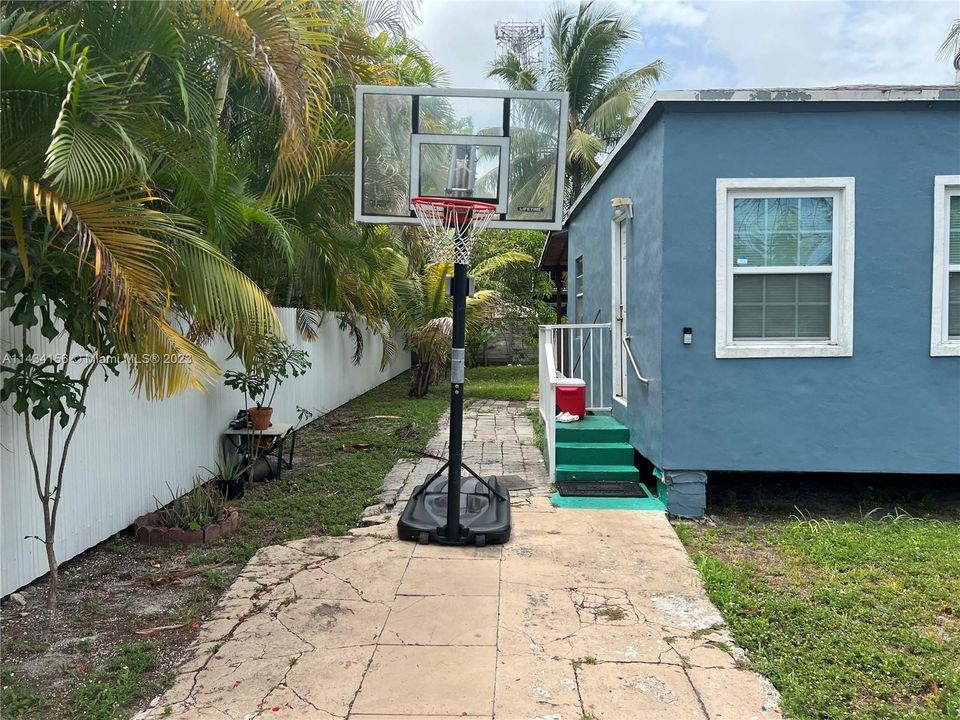 Recently Sold: $485,000 (2 beds, 1 baths, 660 Square Feet)