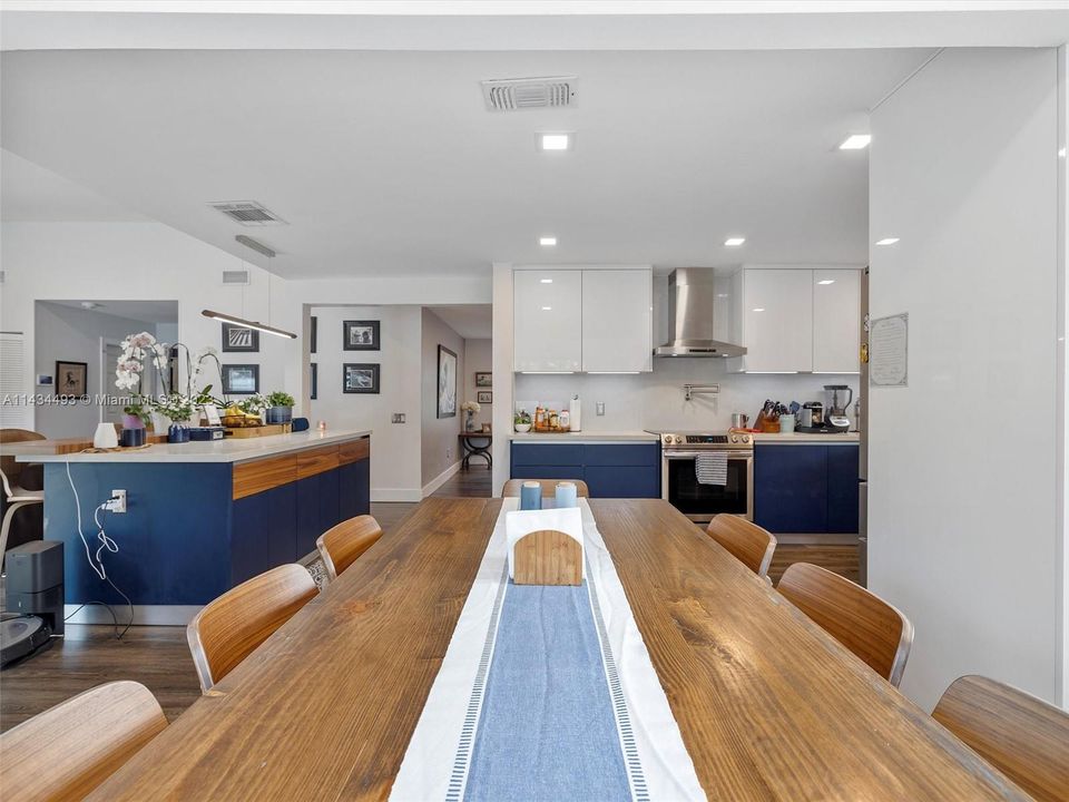 Recently Rented: $6,700 (6 beds, 4 baths, 3738 Square Feet)