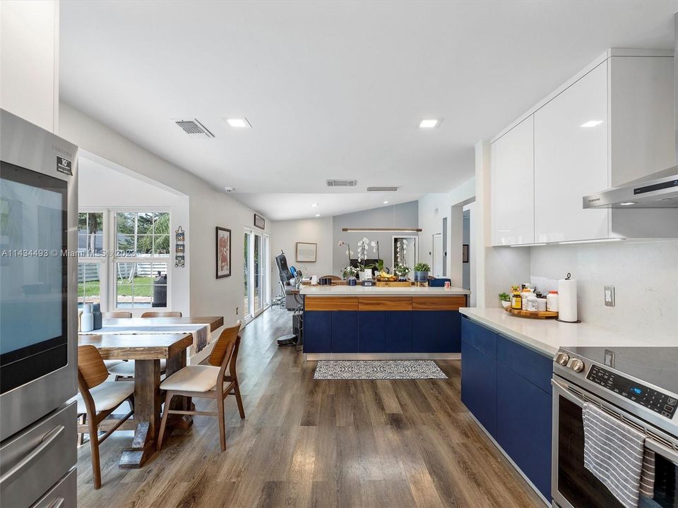 Recently Rented: $6,700 (6 beds, 4 baths, 3738 Square Feet)