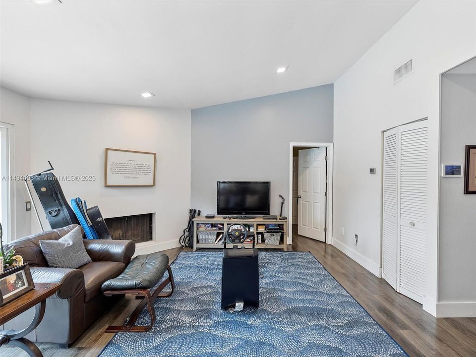 Recently Rented: $6,700 (6 beds, 4 baths, 3738 Square Feet)