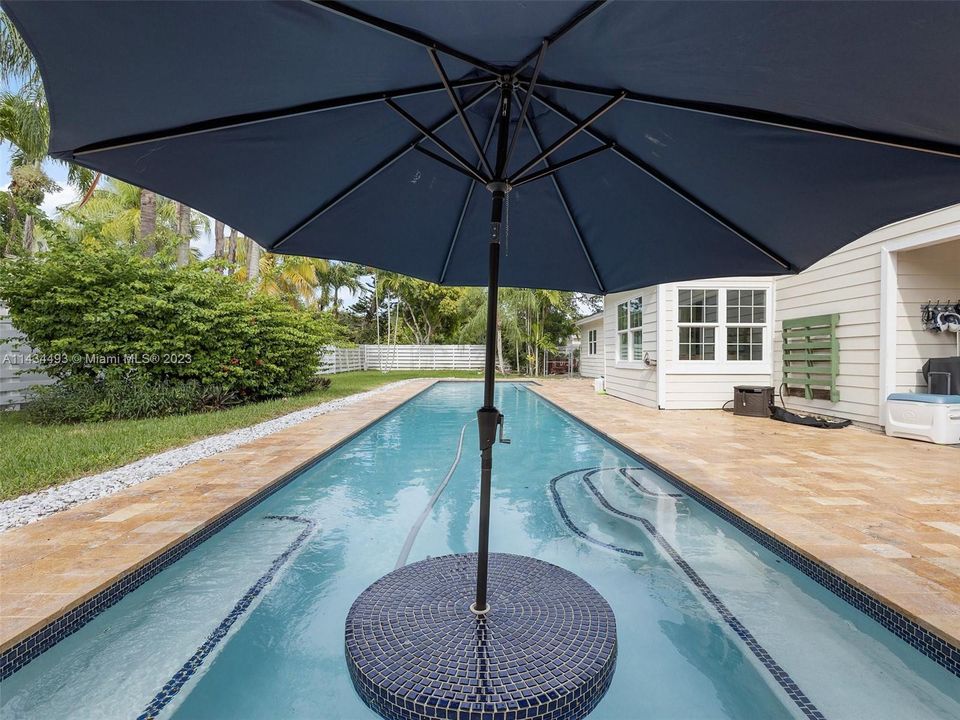 Seating side of the pool w/ jets