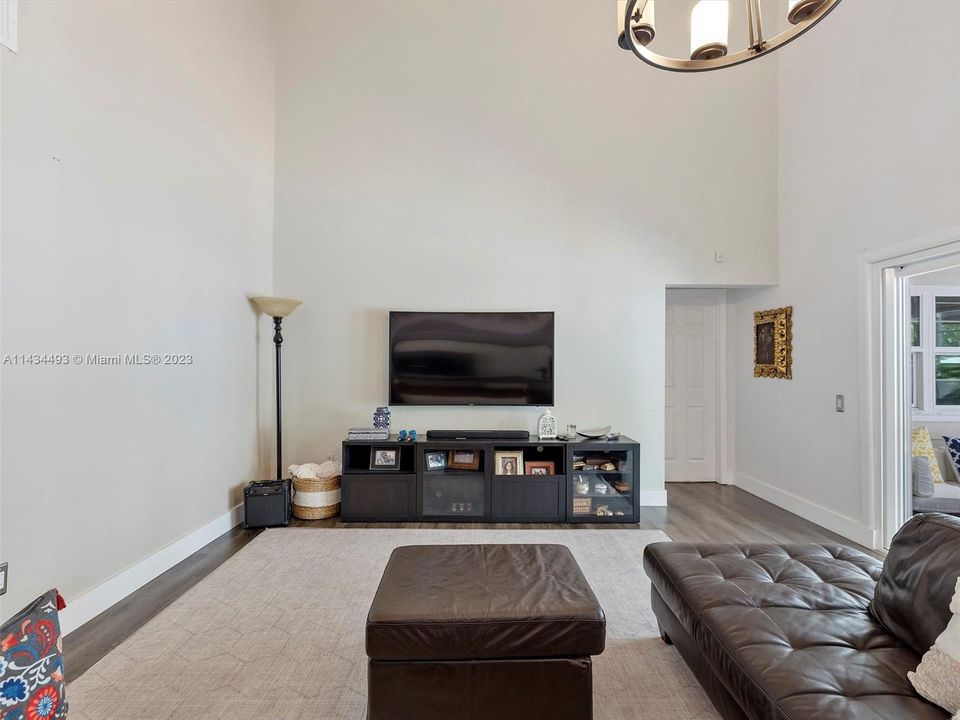 Recently Rented: $6,700 (6 beds, 4 baths, 3738 Square Feet)