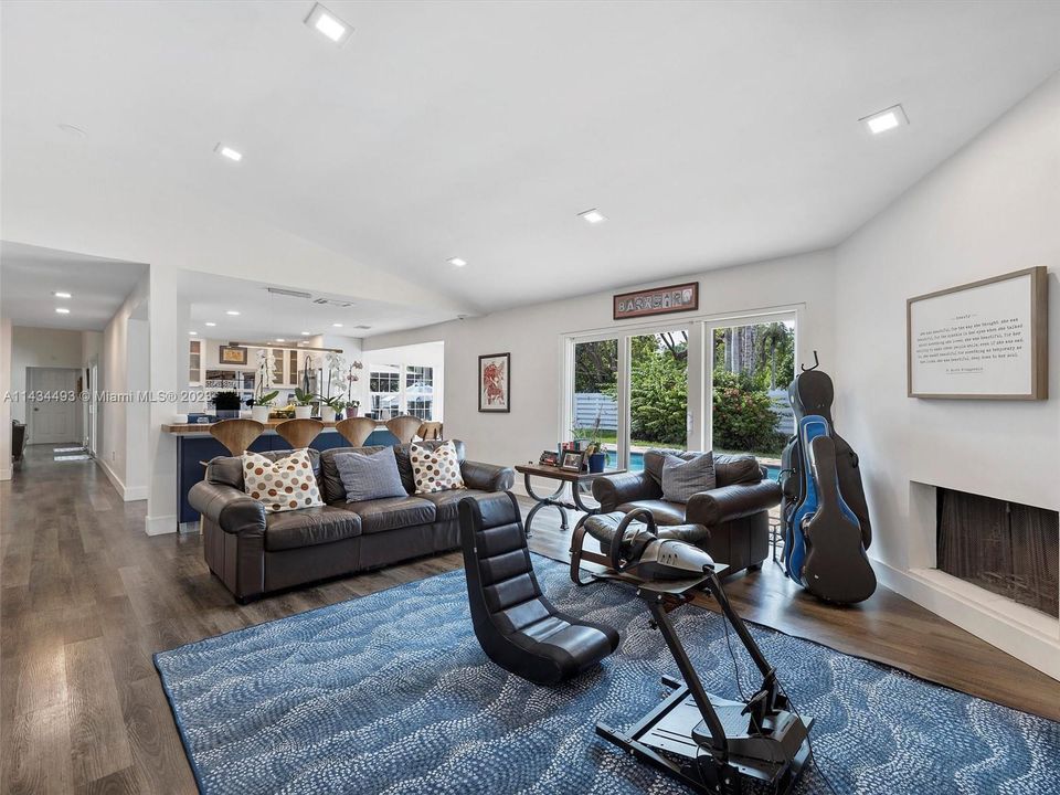 Recently Rented: $6,700 (6 beds, 4 baths, 3738 Square Feet)