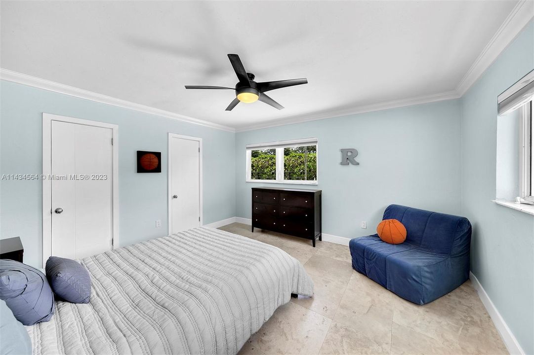 Недавно продано: $3,300,000 (5 спален, 4 ванн, 3885 Квадратных фут)