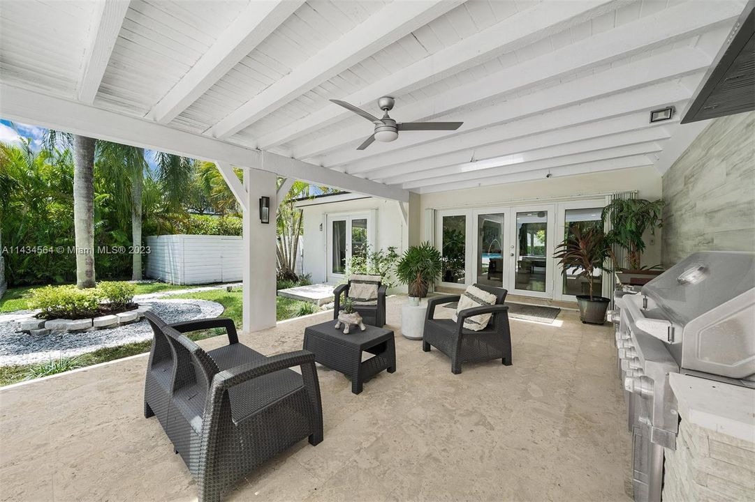 Недавно продано: $3,300,000 (5 спален, 4 ванн, 3885 Квадратных фут)