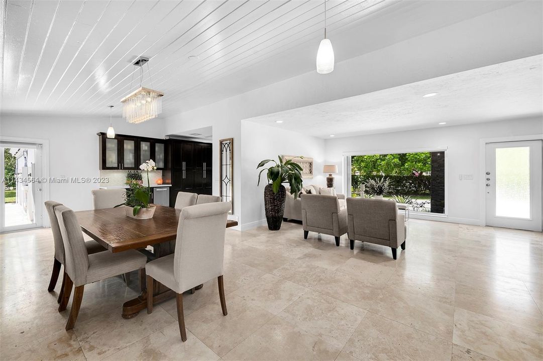 Недавно продано: $3,300,000 (5 спален, 4 ванн, 3885 Квадратных фут)